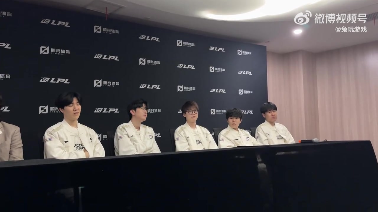 哥几个隔着演小品呢？iG五人”话筒风云“：这话筒没用，只是装饰