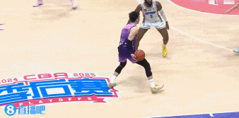 用力过猛！廖三宁突到禁区 起飞滑翔单臂劈扣但扣飞了