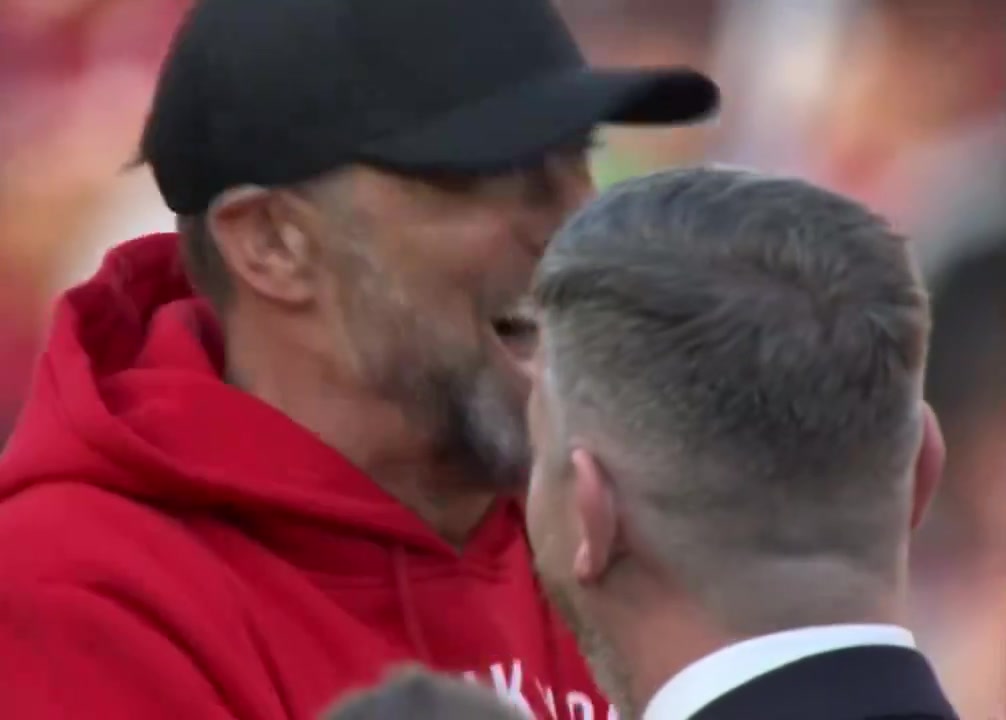 投桃报李！克洛普退休前带头唱斯洛特之歌，今天斯洛特唱渣叔之歌