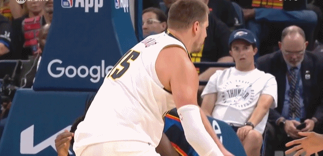 约基奇手肘打到多特后脑 裁判吹多特先前上抢犯规 约基奇一级恶犯