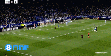 插曲！球场外汽车失控撞入人群，主裁暂停比赛和球场安保沟通