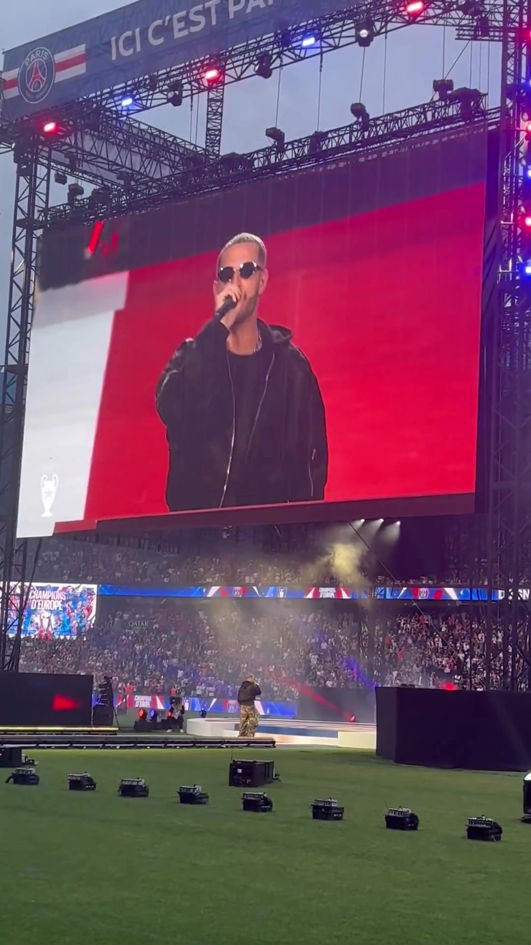 巴黎回主场庆祝夺冠，🎥全场球迷高唱：登贝莱，金球奖！